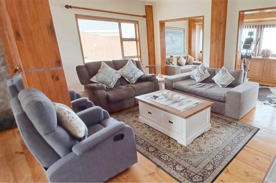 5 Bedroom Property for Sale in Beachview Eastern Cape
